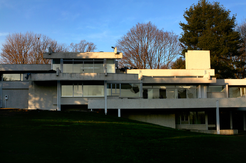 Illustration for article titled The Faded Glory of Dilapidated Modernist Homes